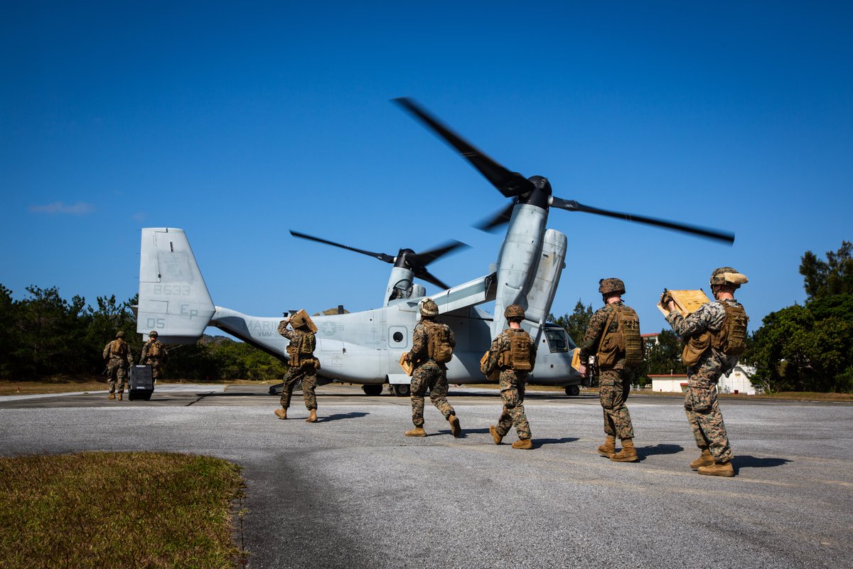 1stMAW_Marines's tweet photo. 5th #ANGLICO JTACs conducted Tactical Air Control Party and CAS training to maintain JTAC currency, simulated distribution operations and increase proficiency with the Link 16 with MV-22B Ospreys assigned to VMM-265.
#FreeAndOpenIndoPacific
#FightNow https://t.co/wKMKFLMN2Z
