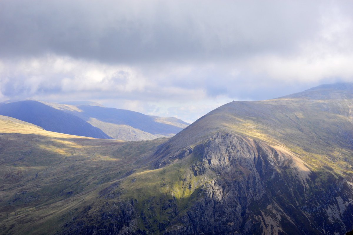 OliverWinstone2's tweet photo. Another snowdon view 📸🏔 this has to be by far one of my favourite images I have every taken, when I first took it I never really liked it but after not seeing it for a while my mind has changed  🤣
#wales #adventure #sun #snowdon #photography #nature https://t.co/mnKiTcQPps