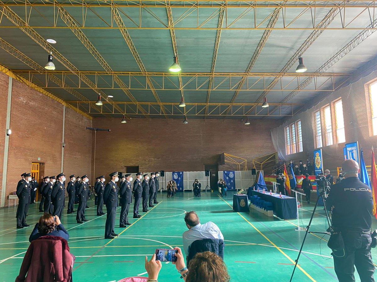 SUPMALAGA's tweet photo. 👮‍♂️👮‍♀️Hoy ha tenido lugar la Jura o Promesa del cargo de los #compañeros que han ascendido a #Oficial de @policia .
Como no podía ser de otra manera @MariloValenciaO ha asistido en representación del @Sup_Policia, desde donde os deseamos muchísima suerte.
#PromociónXXIX https://t.co/ddK2Y6sRM1