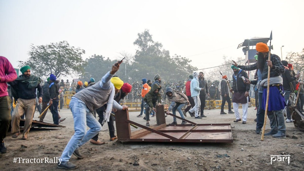 7:45 a.m. at the Singhu border. A group of farmers break down barricades and wagons before starting their tractors along the parade route. These breakaway groups launched their ‘rally’ earlier causing confusion amongst several who thought this was the new plan of the leadership.