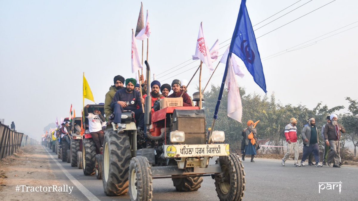 Around 8:40 a.m., roughly 3 kms from the Singhu border: The bulk of the tractors moved along, with people carrying flags and raising slogans. Farmers belonging to the 32 collaborating unions followed the approved path and took their tractors on that prescribed route. 5/n