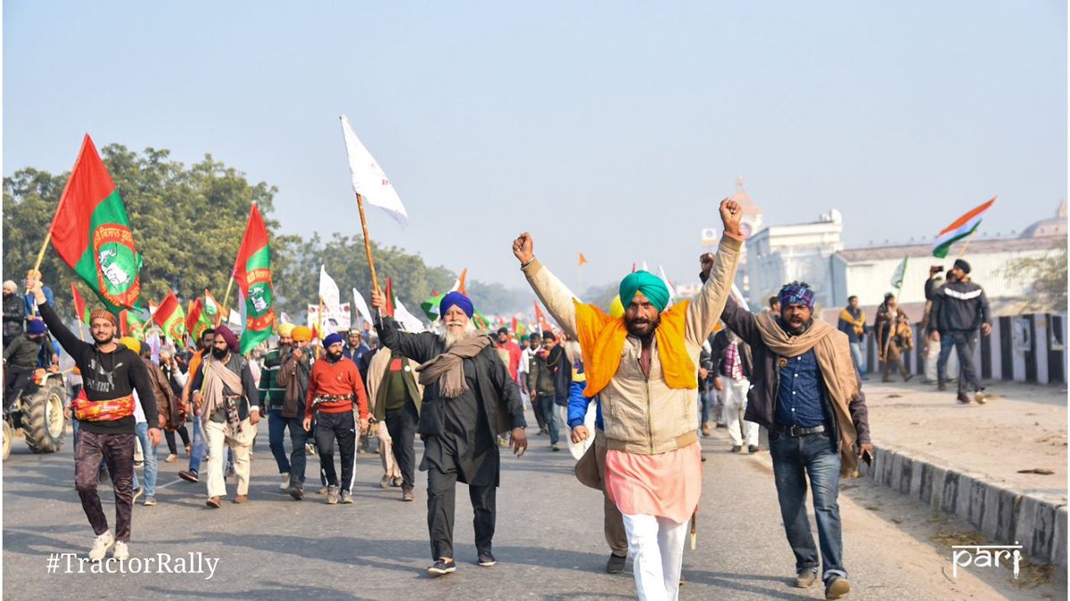 Around 9:10 a.m., roughly 5 kms from the Singhu border: Some farmers walk along, spiritedly but peacefully, along the parade route beside the tractors. Farmers of all ages keep walking beside the tractors, raising slogans, keeping to the designated route. 7/n