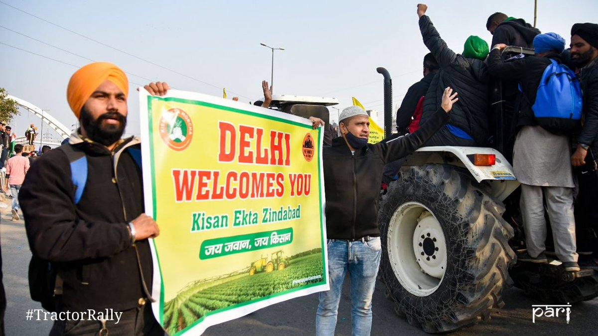 At the GT Karnal Bypass, Ashfaq Qureshi, 38, from Sadar Bazar, Delhi, stands beside the road to offer his support to the farmers, holding a banner with his friend which says 'Delhi welcomes you' 11/n