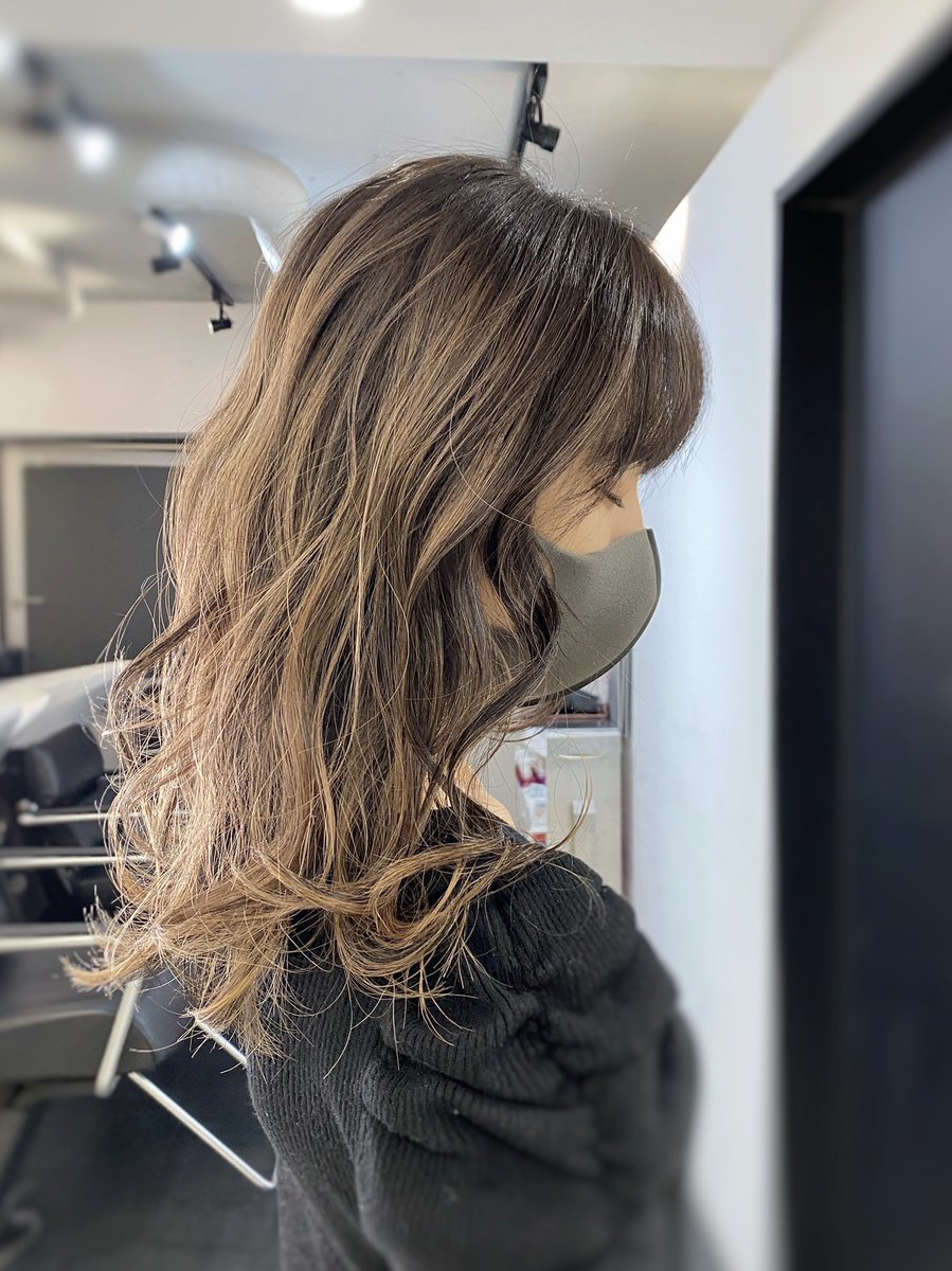 john_4d_blonde's tweet image. ルーツメルト、#rootmelt  と呼ばれる頭の上部に滑らかな陰影をつけるテクニック。