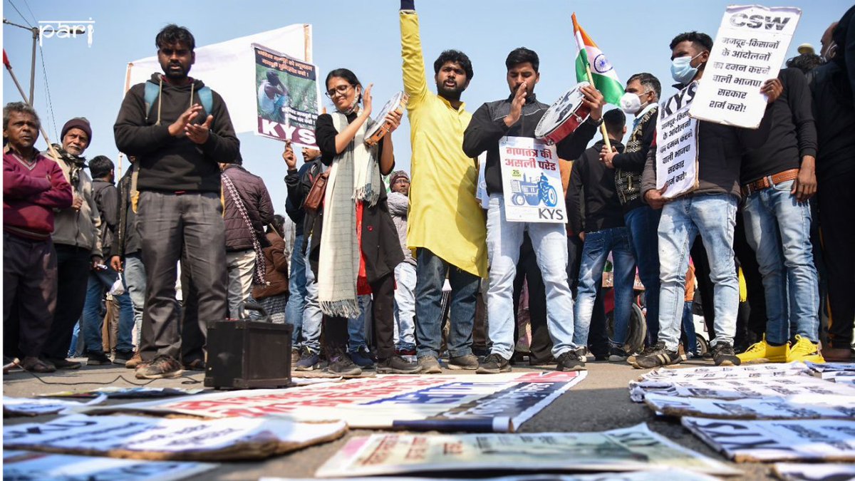 Around noon at the GT Karnal Bypass, Delhi: A group of university students protesting on the road by singing songs and raising slogans, as their form of support to the farmers. 13/n