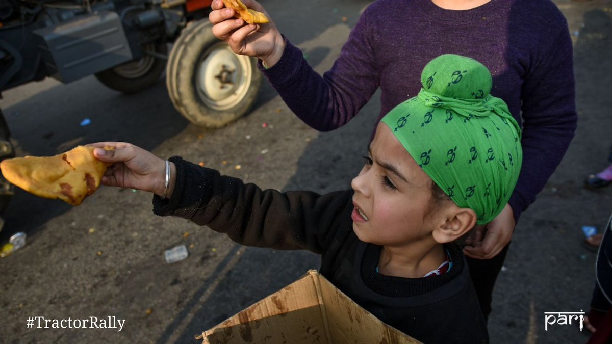 Around 2:15 p.m., at the GT Karnal Bypass, Delhi: A kid offers food to the farmers passing by, his parents stand beside cheering. 14/n