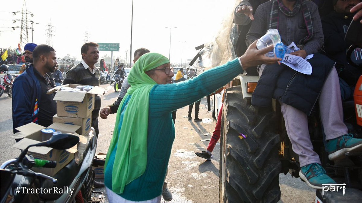 Around 2:30 p.m. at the. GT Karnal Bypass, Delhi: Babli Kaur Gill, 50 came from the Rohini locality of Delhi to offer her support, and water, to the farmers along the parade route. 15/n