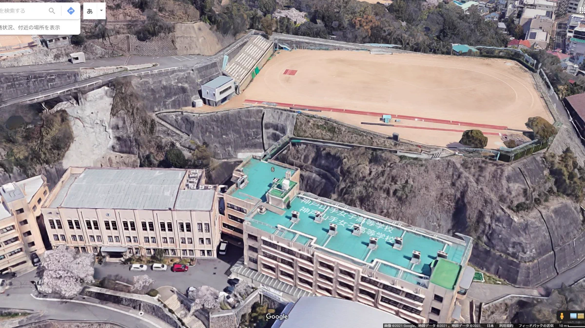 異常な学校？校舎の屋上から山上の校庭にアクセスする学校www