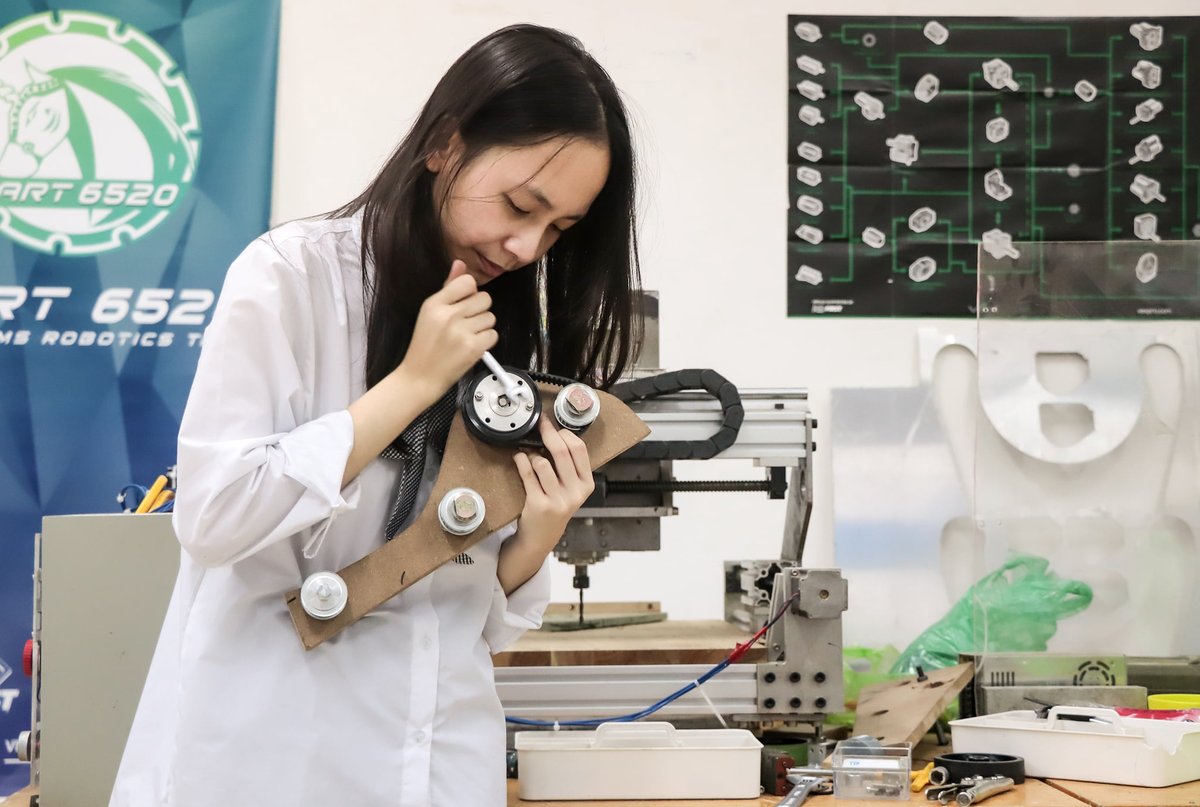 FRCTeam6520's tweet photo. “Educating women, girls, and underrepresented groups early on about what a future in STEM could include will reduce the misconception that all careers in STEM require lab coats”, Megan Yachini #firstlikeagirl #womeninSTEM #STEMrising #frc https://t.co/on19JeVZgz
