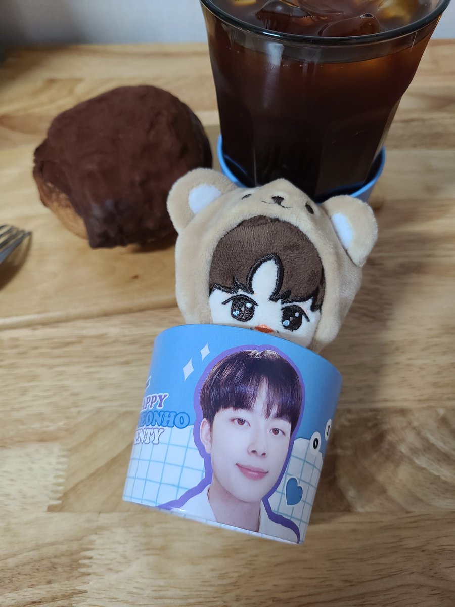 뜻깊은 생일날 이벤트 감사합니다
똥글똥글 밤톨이 컵홀더 넘 귀염😆
덕분에 쿠베이커 첫방문했어요 집에서 냠냠
#Happy_Seonho_Twenty 
#스무살의_선호에게