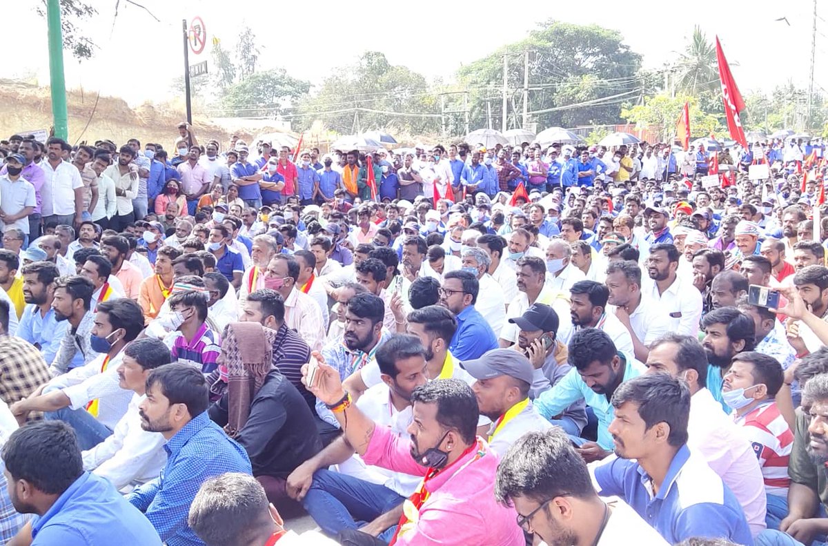 NChaluvarayaS's tweet photo. ರಾಮನಗರ ಜಿಲ್ಲೆ ಬಿಡದಿಯಲ್ಲಿರುವ ಟೊಯೋಟೋ ಸಂಸ್ಥೆಯ ಕಾರ್ಮಿಕರು ಟೊಯೋಟೋ ಸಂಸ್ಥೆಯ ಆಡಳಿತಾಧಿಕಾರಿಗಳ ಕಾರ್ಮಿಕ ವಿರೋಧಿ ಧೋರಣೆಗಳ ವಿರುದ್ಧ ನಡೆಸುತ್ತಿರುವ ಮುಷ್ಕರ ಇಂದಿಗೆ ಸರಿ ಸುಮಾರು 82 ದಿನಗಳು ಕಳೆದರೂ ಸರ್ಕಾರವಾಗಲಿ, ಸಂಸ್ಥೆಯಾಗಲಿ ಕಾರ್ಮಿಕರ ಬೇಡಿಕೆಗೆ ಸೂಕ್ತವಾಗಿ ಸ್ಪಂದಿಸಿಲ್ಲ. ಈಗಾಗಲೇ ನಡೆದ ಕೆಲವು ಸುತ್ತಿನ ಮಾತುಕತೆ ಕೂಡ 1/3 https://t.co/VSxd9cQIOt