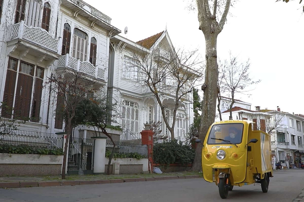 UPU_UN's tweet image. 🇹🇷 #TurkishPost has started delivering mail on #environmentally friendly #ElectricVehicles. The  new #eco vehicles help to reduce #carbon emission and preserve the natural historic beauty of the Princes’ Islands, #Istanbul. @PostalHubPod @PTTCorporate @hakangulten @PTTKurumsal