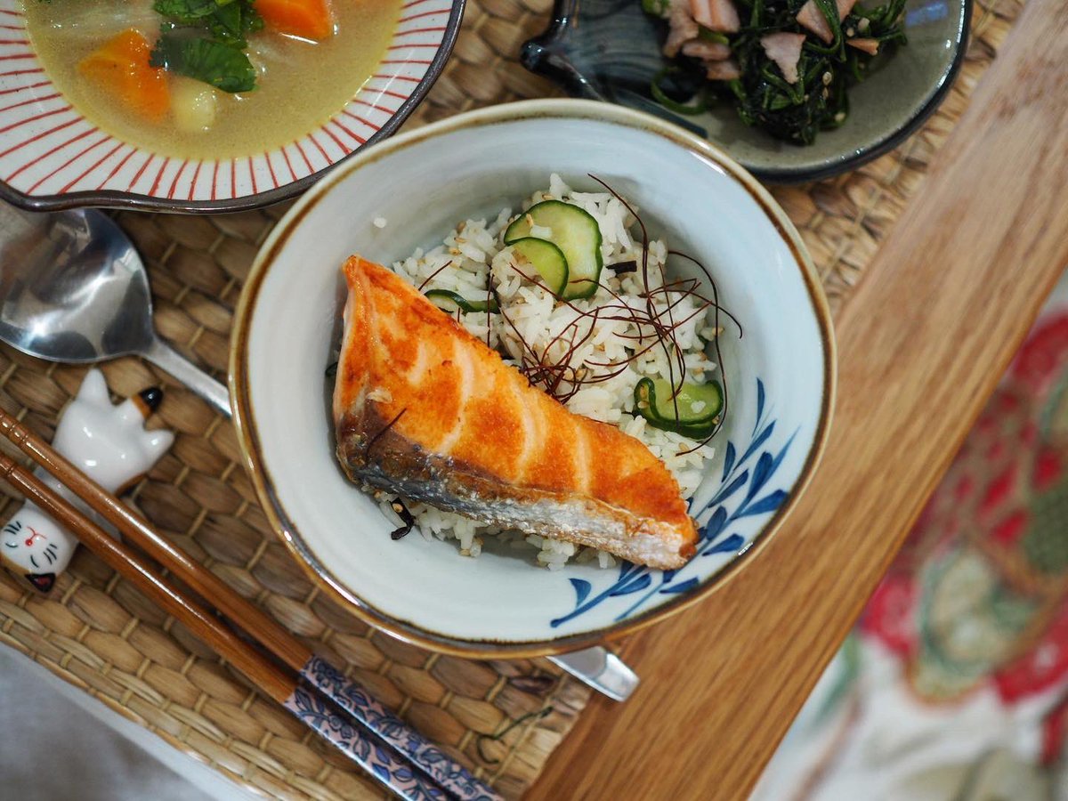 SasiBee's tweet photo. Today’s breakfast ข้าวสวย แตงกวาดองด่วน (คลุกเกลือทิ้งไว้ 5 นาที แล้วบีบน้ำออกจนแห้ง) สาหร่าย งาขาวคั่ว เหยาะน้ำส้มทำซูชิ 1 ช้อน โป๊ะด้วยแซลม่อนย่างและพริก Cayenne pepper เวลาทานคลุกทุกอย่างเข้าด้วยกัน ทานกับซุปไก่หัวหอมมันฝรั่ง เครื่องเคียง ตบท้ายด้วยลาเต้ #beeyeethetable https://t.co/zH8tByvPSA