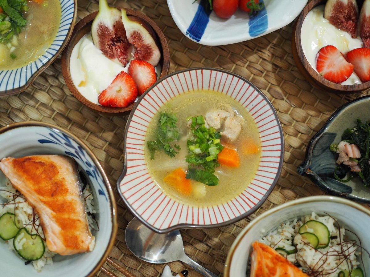 SasiBee's tweet photo. Today’s breakfast ข้าวสวย แตงกวาดองด่วน (คลุกเกลือทิ้งไว้ 5 นาที แล้วบีบน้ำออกจนแห้ง) สาหร่าย งาขาวคั่ว เหยาะน้ำส้มทำซูชิ 1 ช้อน โป๊ะด้วยแซลม่อนย่างและพริก Cayenne pepper เวลาทานคลุกทุกอย่างเข้าด้วยกัน ทานกับซุปไก่หัวหอมมันฝรั่ง เครื่องเคียง ตบท้ายด้วยลาเต้ #beeyeethetable https://t.co/zH8tByvPSA