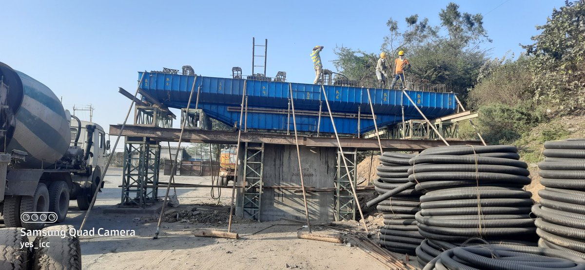 DevelopedSurat's tweet photo. #6_Lane #Fly_over_Bridge work @ #Saroli , on #OlpadRoad
#ઓલપાડ થી #સુરત_ની_એન્ટ્રી માં , #કેનાલ , #સાયણ_ઇચ્છાપોર #હાઇવે & #હઝીરા_રેલવે_લાઈન ની ઉપર
#સરોલી & #જહાંગીરપૂરા ની વચ્ચે 3 + 3 #6_લેનનો #ફ્લાય_ઓવરબ્રિજ બની રહ્યો છે.
#Gujarat #RanderZone #yes_icc Clicked by #FenilThakkar https://t.co/1WS7lgXvEG