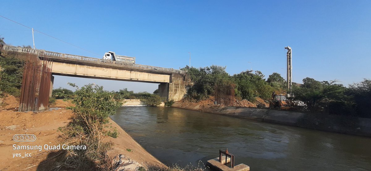 DevelopedSurat's tweet photo. #6_Lane #Fly_over_Bridge work @ #Saroli , on #OlpadRoad
#ઓલપાડ થી #સુરત_ની_એન્ટ્રી માં , #કેનાલ , #સાયણ_ઇચ્છાપોર #હાઇવે & #હઝીરા_રેલવે_લાઈન ની ઉપર
#સરોલી & #જહાંગીરપૂરા ની વચ્ચે 3 + 3 #6_લેનનો #ફ્લાય_ઓવરબ્રિજ બની રહ્યો છે.
#Gujarat #RanderZone #yes_icc Clicked by #FenilThakkar https://t.co/1WS7lgXvEG