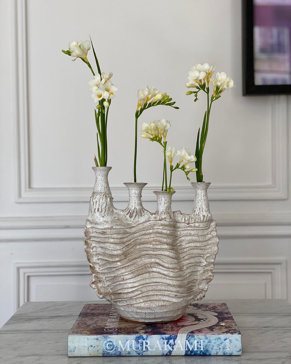 ARIELESTANGA's tweet photo. For sale • Midcentury offwhite Brutalist ceramic four finger flower vase
Measure: 32 X 29 X 16 cm
DM for details and worldwide shipping!
#eclecticobject #vintagedesign #interiors #midcentury #midcenturymodern #midcenturystyle #interiordesign #pottery #ceramic #flowervase https://t.co/YUzW4hrp0i