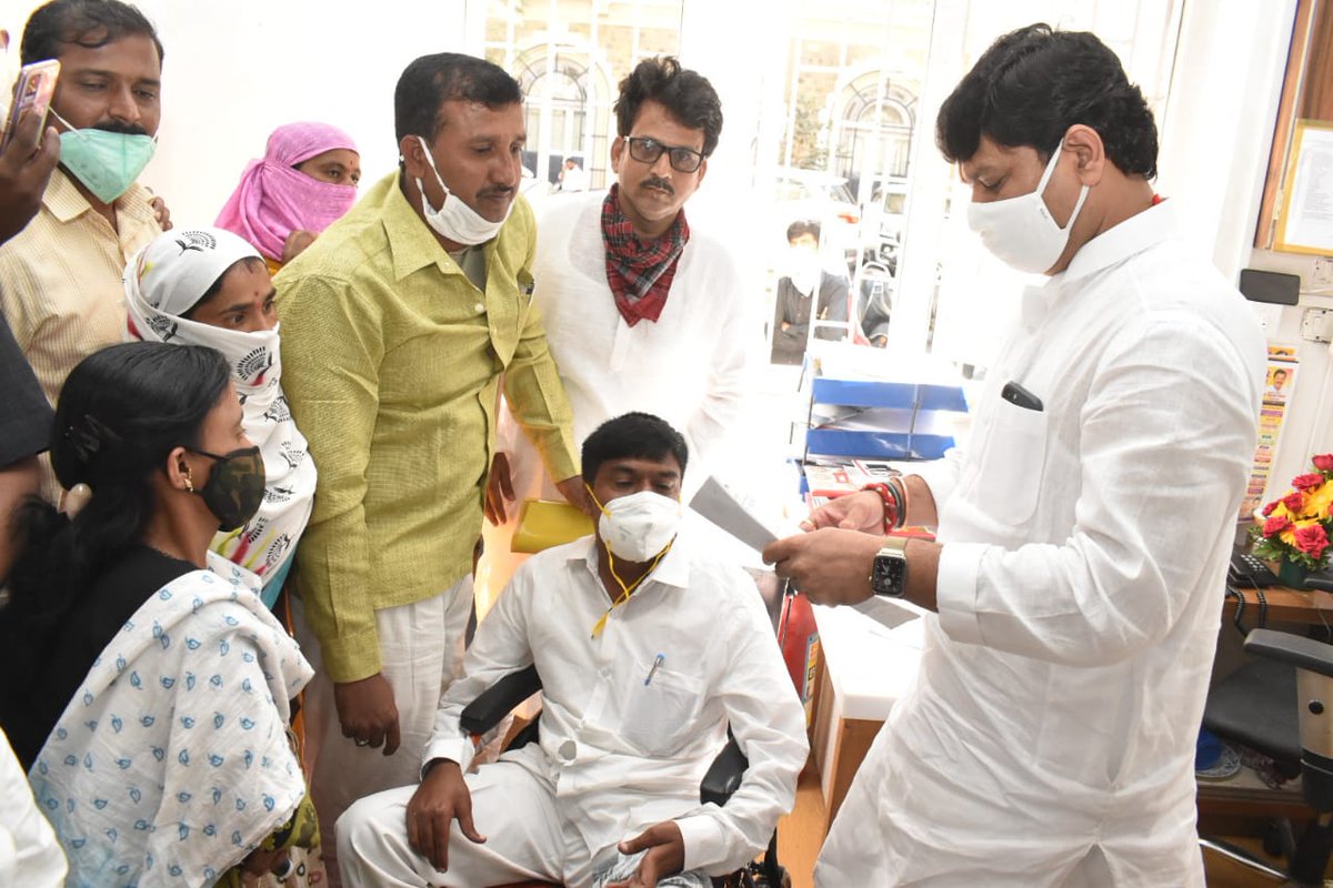 dhananjay_munde's tweet photo. मुंबईच्या @NCPspeaks प्रदेश कार्यालयात  दर गुरुवारी ठरल्याप्रमाणे जनता दरबाराच्या माध्यमातून आजही राज्यभरातून आलेल्या नागरिकांच्या समस्या, अडचणी जाणून घेतल्या, त्या सोडवण्याबाबत संबंधीतांना सूचना दिल्या. @supriya_sule @Jayant_R_Patil @PawarSpeaks @AjitPawarSpeaks https://t.co/jcsaVwEl44