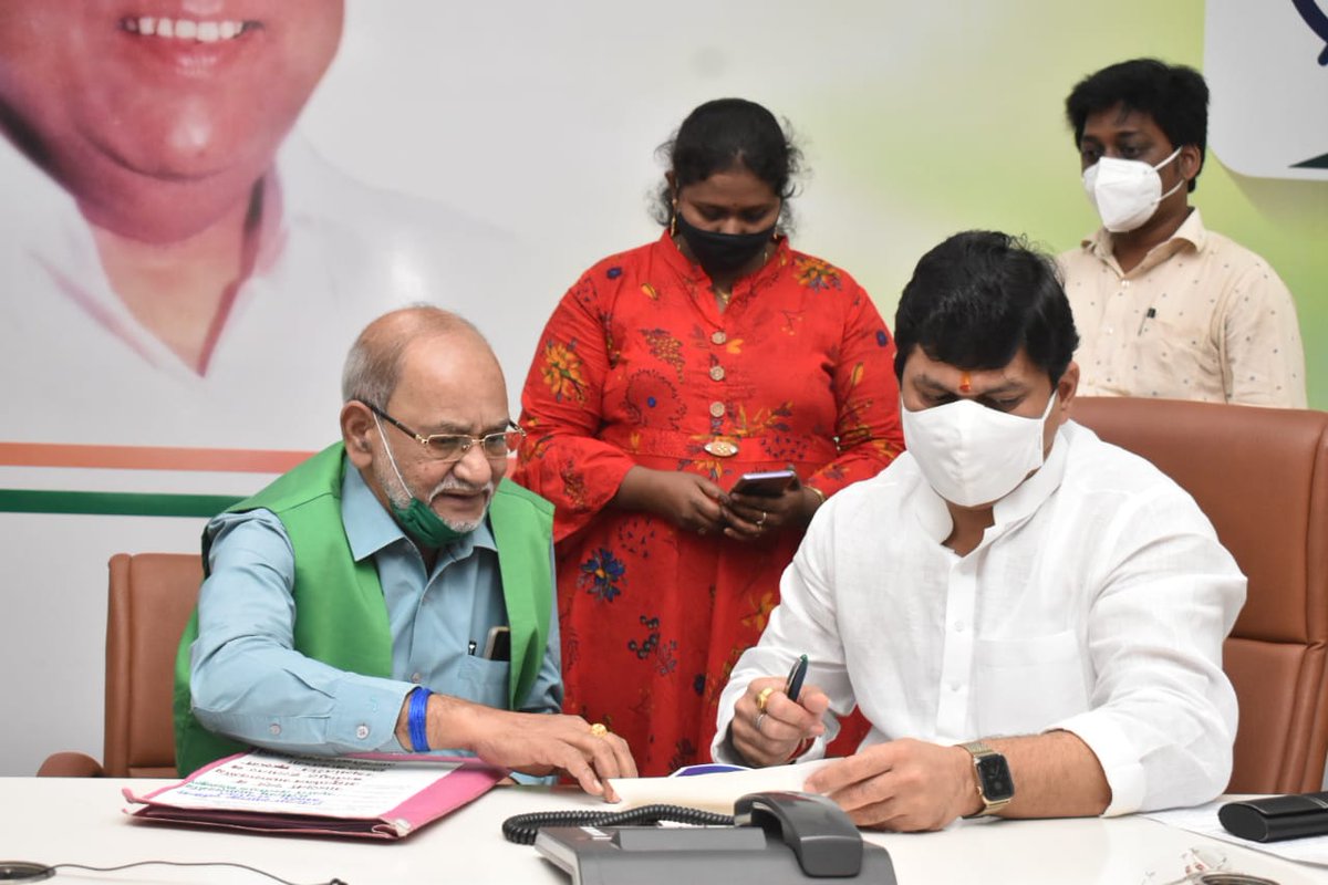 dhananjay_munde's tweet photo. मुंबईच्या @NCPspeaks प्रदेश कार्यालयात  दर गुरुवारी ठरल्याप्रमाणे जनता दरबाराच्या माध्यमातून आजही राज्यभरातून आलेल्या नागरिकांच्या समस्या, अडचणी जाणून घेतल्या, त्या सोडवण्याबाबत संबंधीतांना सूचना दिल्या. @supriya_sule @Jayant_R_Patil @PawarSpeaks @AjitPawarSpeaks https://t.co/jcsaVwEl44
