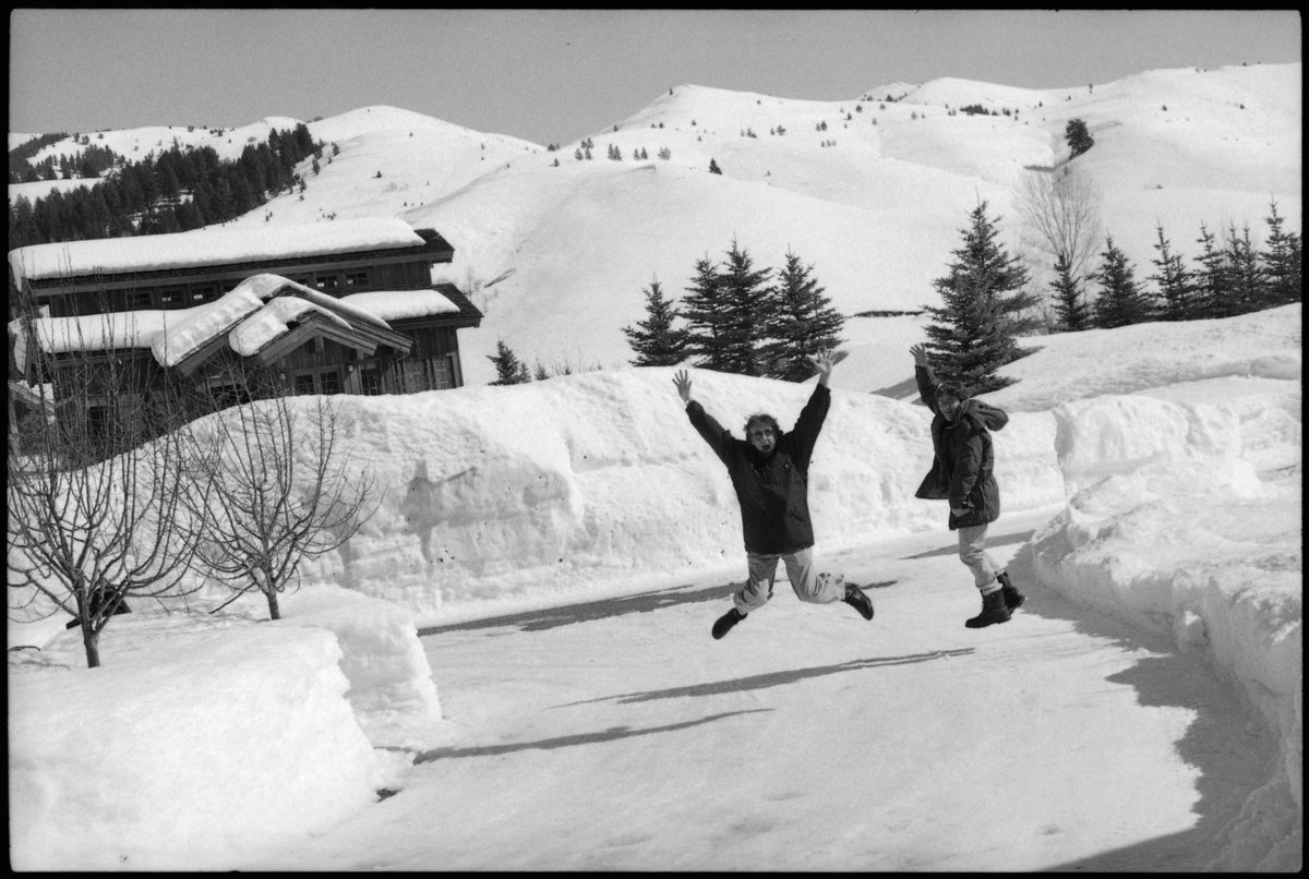 PaulMcCartney's tweet photo. Paul and Steve Miller in February 1995 during the recording of #FlamingPie in Idaho ❄️

Photo by Linda McCartney

#TBT #ThrowbackThursday #LindaMcCartney #SteveMiller https://t.co/9nhmIg4Kvu