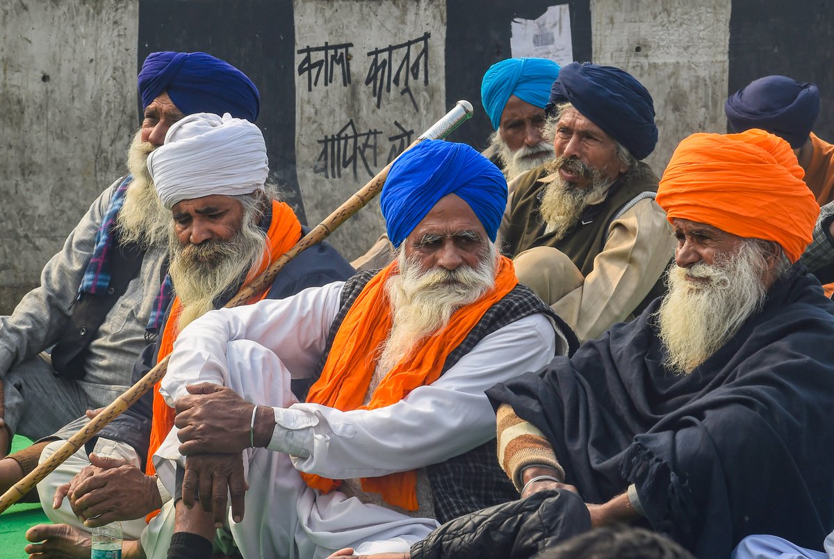 aajtak's tweet photo. दो महीने से ज्यादा वक्त तक शांतिपूर्ण आंदोलन बीत जाने के बाद अब नतीजा इस मोड़ पर आ पहुंचा है कि किसान संगठन बिखरने लगे हैं. उनकी टूट सामने आने लगी है. ये सबकुछ हुआ है 26 जनवरी को दिल्ली में हुई हिंसा के बाद. (तस्वीरें- PTI) #ATPhotoblog  #FarmersProtests https://t.co/7IcKzwNkGn