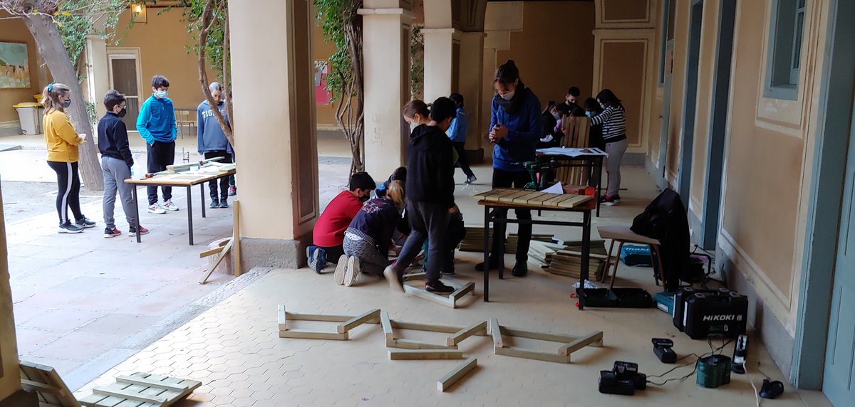 Dimarts, el grup de 5è va fer un taller d'elaboració de materials de fusta amb Voltes Cooperatives que serviran per jugar al pati.
#escolacasas #voltescoop #barcelona #escolessostenibles #clot