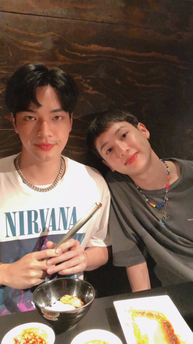 chomfeb's tweet photo. ดูทำหน้าทำตา.. 🤨 @OabnithiW https://t.co/CL4nGB5r3n