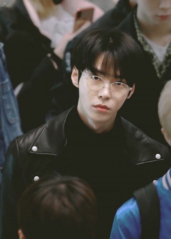 ddoingdyc's tweet photo. ✨TGID: THANK GOD IT’S DOYOUNG DAY✨

📆 Friday, 29 January 2021
🐰 Theme: doyoung with glasses

Which one favorite doyoung photo with glasses??

this airport style

#NCT도영 #DOYOUNG  #도영 #DoyoungYouAreLoved @NCTsmtown_127 

ctto. https://t.co/6tNkfARdu0