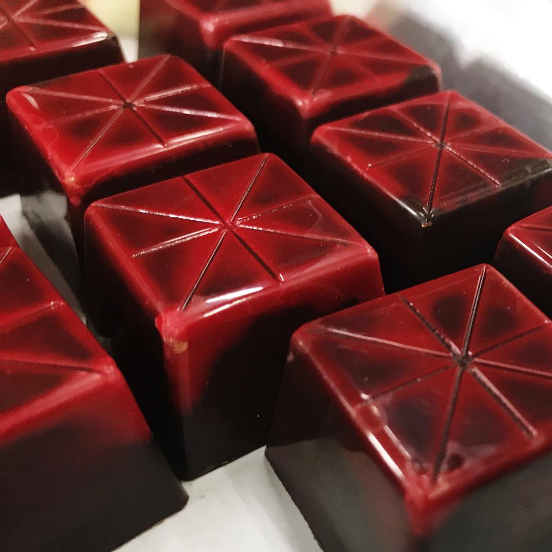 Nuevos bombones para celebrar la reapertura de las salas de cine y teatro del <a href="/trasnochocult/">Trasnocho Cultural</a> 🙌. ¡Ven a merendar con nosotros! Te esperamos de 2:00 a 6:00 p.m. 😷 #TiendaKaKao