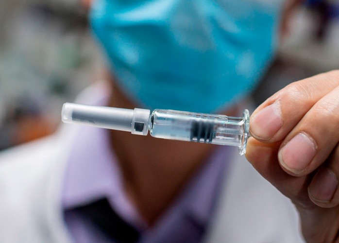 BluRadioCo's tweet photo. Vacuna de AstraZeneca solo es recomendable para personas menores de 65 años dicen expertos alemanes https://t.co/3j7C8Swau2 #MañanasBLU https://t.co/zaVkXK5ljt