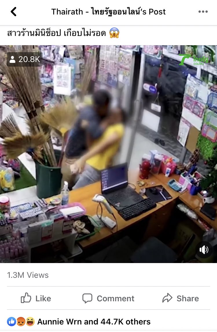 อันนี้คือเหี้ยมากเลยเว่ย โรคจิตมันบุกมินิมาร์ทจะชักว่าวให้ผญ.เสื้อเหลืองดูเค้าจะเดินไปไล่สุดท้ายเกือบโดนข่มขืน ที่เหี้ยคือคนกดหัวเราะโพสต์นี้4พันกว่าคนอ่ะ มันมีอะไรตลกถามจริง?ทุเรศ