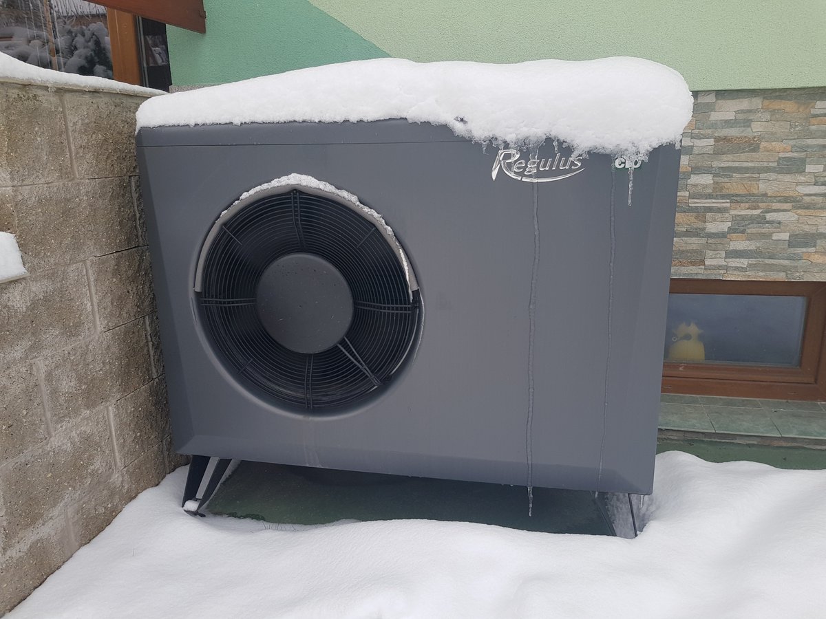 Regulus_sro's tweet photo. Krásná sněhová čepice na našem tepelném čerpadle. ❄️👍

#regulus #reguluscz #uspornetopeni #tepelnacerpadla https://t.co/mx9SstoFDf
