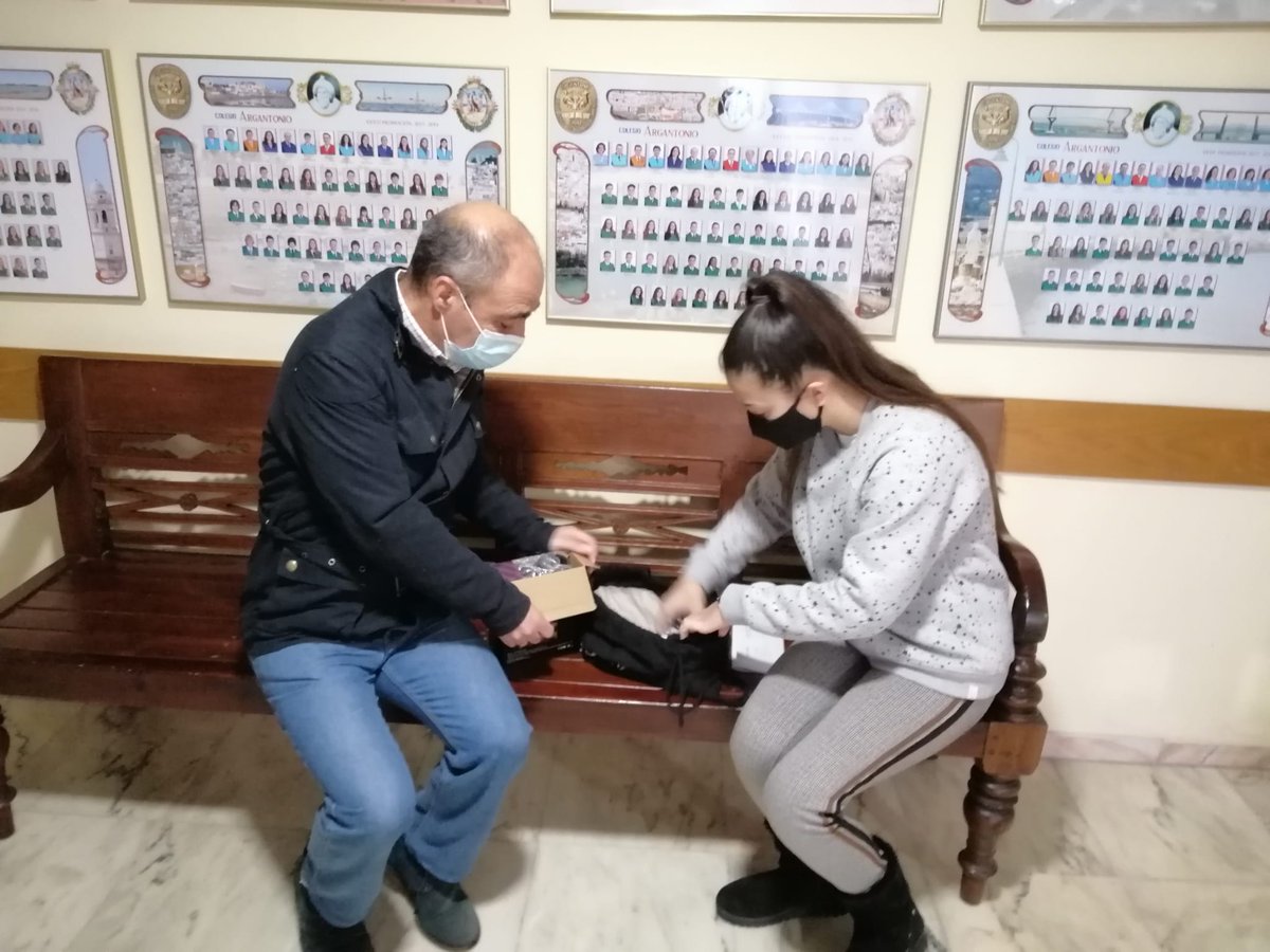 Argantonio1970's tweet photo. Felicitamos a nuestra alumna Elena Sánchez Bancalero, premiada en el  "Concurso  de Pintura de Aves del Proyecto Educativo EducAves" en la categoría de Bachillerato y Ciclos Formativos del curso 2019/2020. 

https://t.co/n7j8h1bo5Q https://t.co/zHgkl8yywy