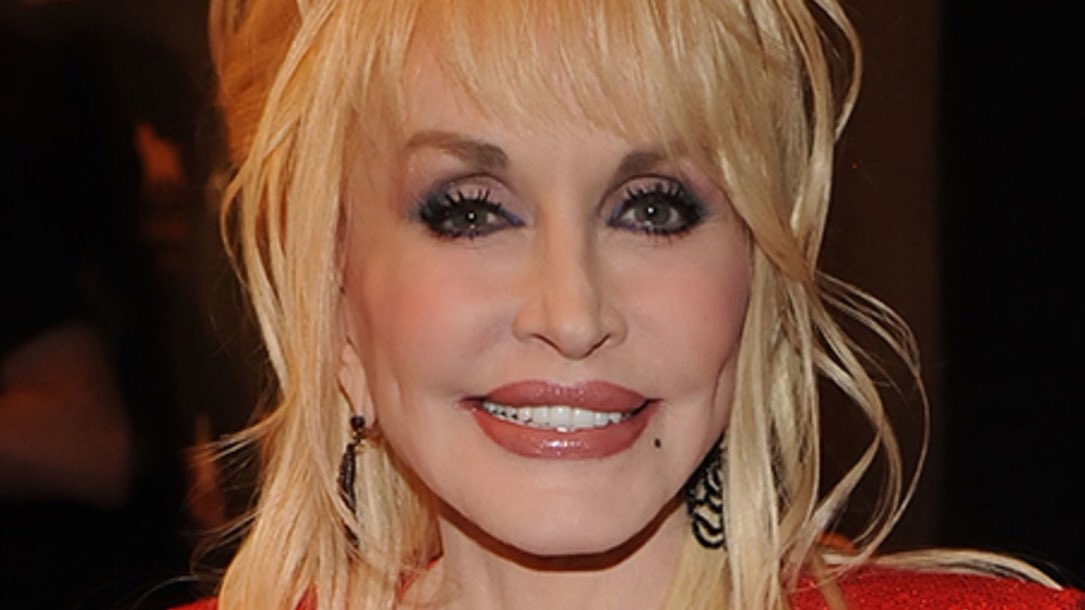 FakeShowbizNews's tweet photo. Dolly Parton reveals she had a dream last night that she buried Jolene up to her head and then recruited former Leeds United star Tony Yeboah to boot her in the head like he was taking a free kick.

“It was very satisfying,” she laughed https://t.co/Izg7hGLblf
