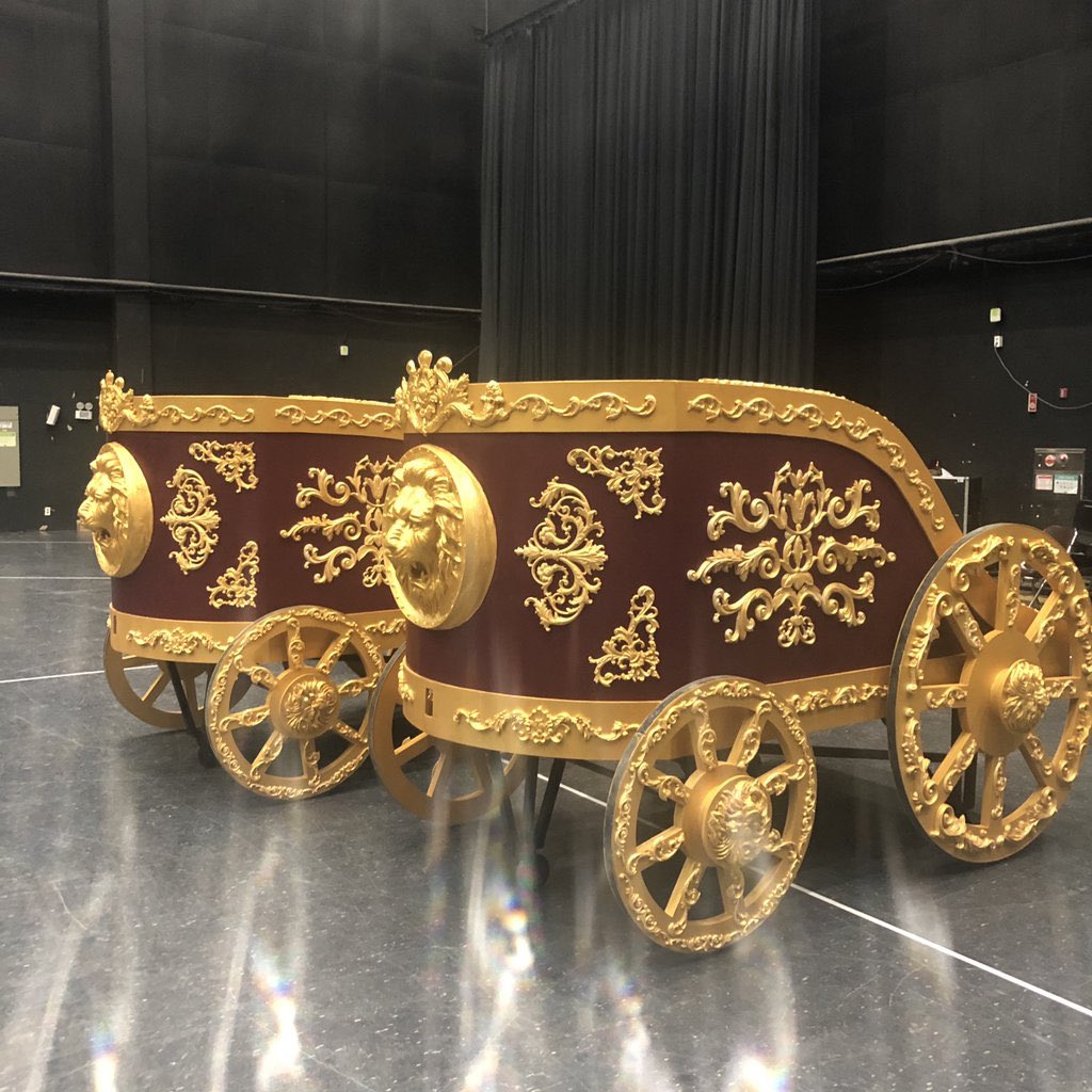 nochukae's tweet photo. уровень трудолюбия добойджи находиться выше всех пределов. чанхи запостил эти фото на фанкафе и оказалось что ребята сами делали кареты для своего выступления на МАМА из-за нехватки бюджета у их агенства. https://t.co/zCNTFIB7AV