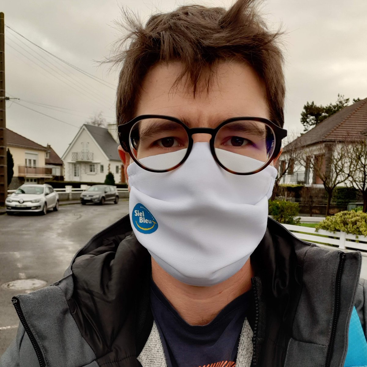 sielbleu50's tweet photo. Nouvelle année, nouveaux masques😷. 
Bien équipé pour respecter les #GestesBarrieres avec ce masque catégorie 1, en plus floqué avec le nouveau logo de @assosielbleu😃

#APA #bienprotégé https://t.co/ic5KcvXwr9
