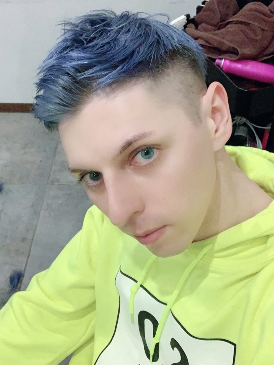 小原ブラス 面倒くさいロシア人 突然やけど 今度は髪の毛の色を青くした もう何を目指してるか自分でも分からんww そして この後23時 フジtv アウトデラックス 今夜も色々バトってきたから観てや