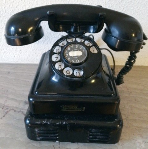 Houwelingmode's tweet photo. Het is net of we al een eeuw dicht zijn. Tijdens de zogenaamde openingstijden zijn we wel telefonisch bereikbaar en kunnen we in ieder geval nog in contact blijven.  Bel gerust. 030-6914275 https://t.co/532mAzraUe