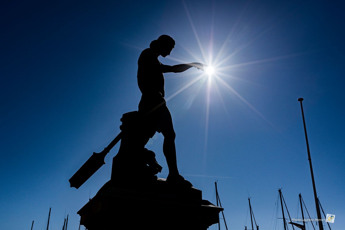 VilleDeToulon's tweet image. #Toulon Histoire 📜: Le Génie de la navigation 👉
Haute de 5,40m, &quot;Cuverville&quot; est une sculpture de bronze de Louis-Joseph Daumas, façonnée en 1845. Elle fait face à la #mer sur un piédestal de marbre blanc où sont mentionnés les noms des plus illustres #navigateurs ⛵️