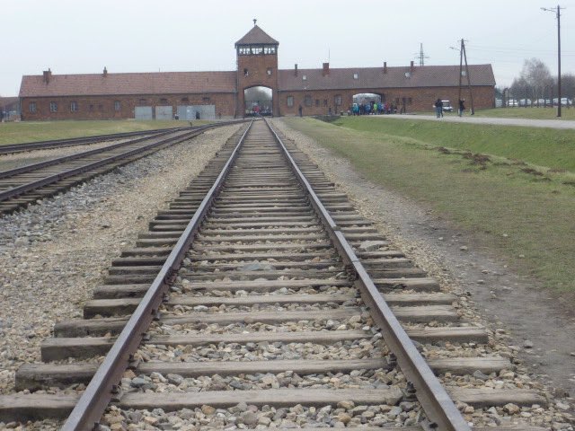 Hooperanne's tweet photo. This is a place everyone should see. #NeverForget ⁦@Martina⁩ ⁦@AuschwitzMuseum⁩ #HolocaustRemembranceDay #Irejecthate https://t.co/PKv4oisRrB