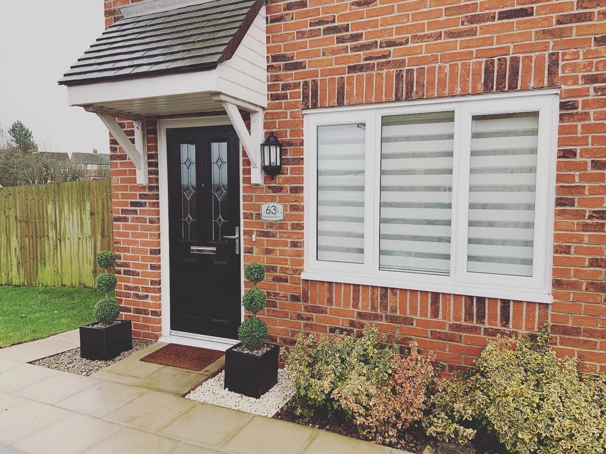 claireburrows07's tweet photo. Little gardening project completed ... and I love it!! Not a huge job but I think it looks so much better now! 🪴
Cheeky little Before and After pics! 📸
#gardenlife #gardenproject #topiarytree #productivemorning #LockdownLife #NewHome #DayOff https://t.co/Hx7Xo3xSNr