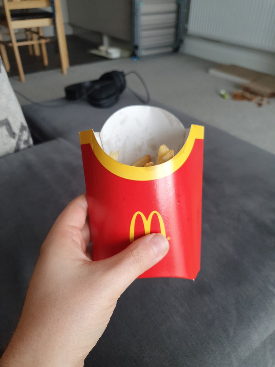 evil_hoolian's tweet photo. @McDonaldsUK when I order a large meal could I actually get large chip please rather than Medium in large box? Thanks https://t.co/SvJFrzGvqW