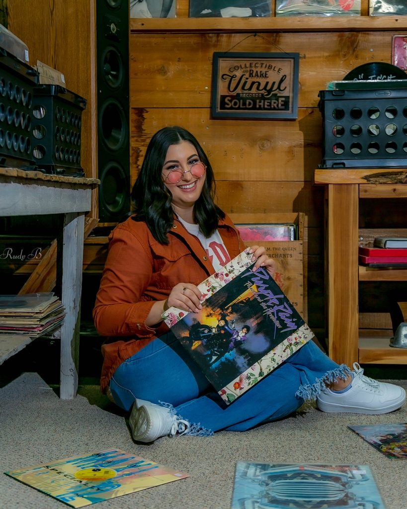rudybphotos's tweet photo. Another fun shoot w/ @sophialivolsi @fadedbluevintage Go and check them out! Cool antiques records even a dart room!!
#vinyl #vinylcollection #vinylrecords #vinylcollector #vinyljunkie #untstudentphotographer #untstudent #untstudentportraits #cityofdenton #cityofdentontx https://t.co/0gGBqtOkKS