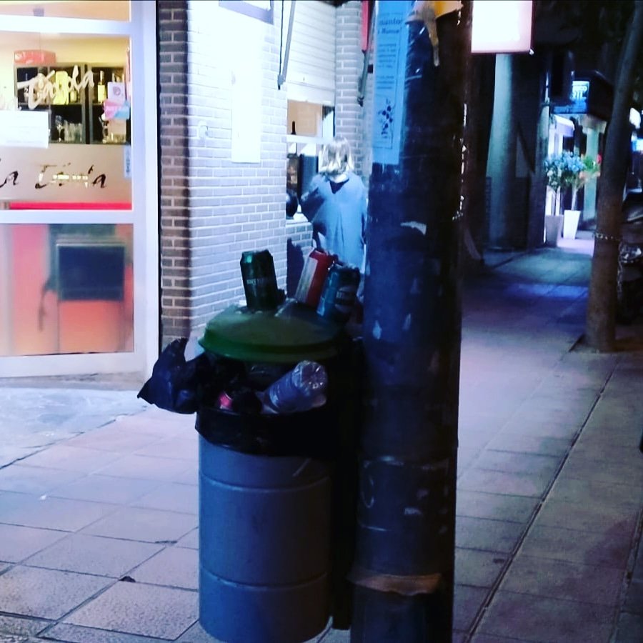 andricupa's tweet photo. Más de un mes sin recoger la basura de la papelera en Marqués de los Vélez 50 @diariolaopinion @regiondemurcia @Ballesta_Murcia @LopezMirasF @QuepasaenMurcia @Regmurcialimpia https://t.co/8dZAkIUX3Z