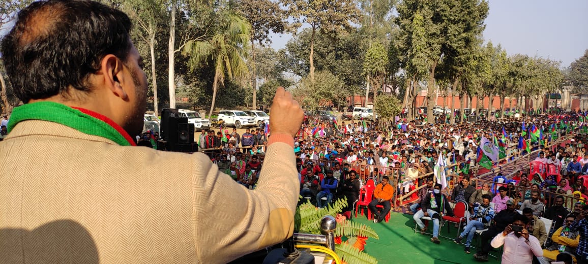 ajsupartyjh's tweet photo. पाकुड़ विधानसभा के राजवाड़ी, कोटालपोखर में आयोजित पार्टी के विधानसभा स्तरीय कार्यकर्ता सम्मेलन में केंद्रीय अध्यक्ष श्री सुदेश कुमार महतो ने कहा कि विपक्ष की भूमिका में आजसू पार्टी राज्य की मजबूती से पहरेदारी करेगी।अगर विपक्ष चुप रहा,तो सरकार बेलगाम हो जाएगी।
#कार्यकर्ता_सम्मेलन https://t.co/Dtmd2c03MY