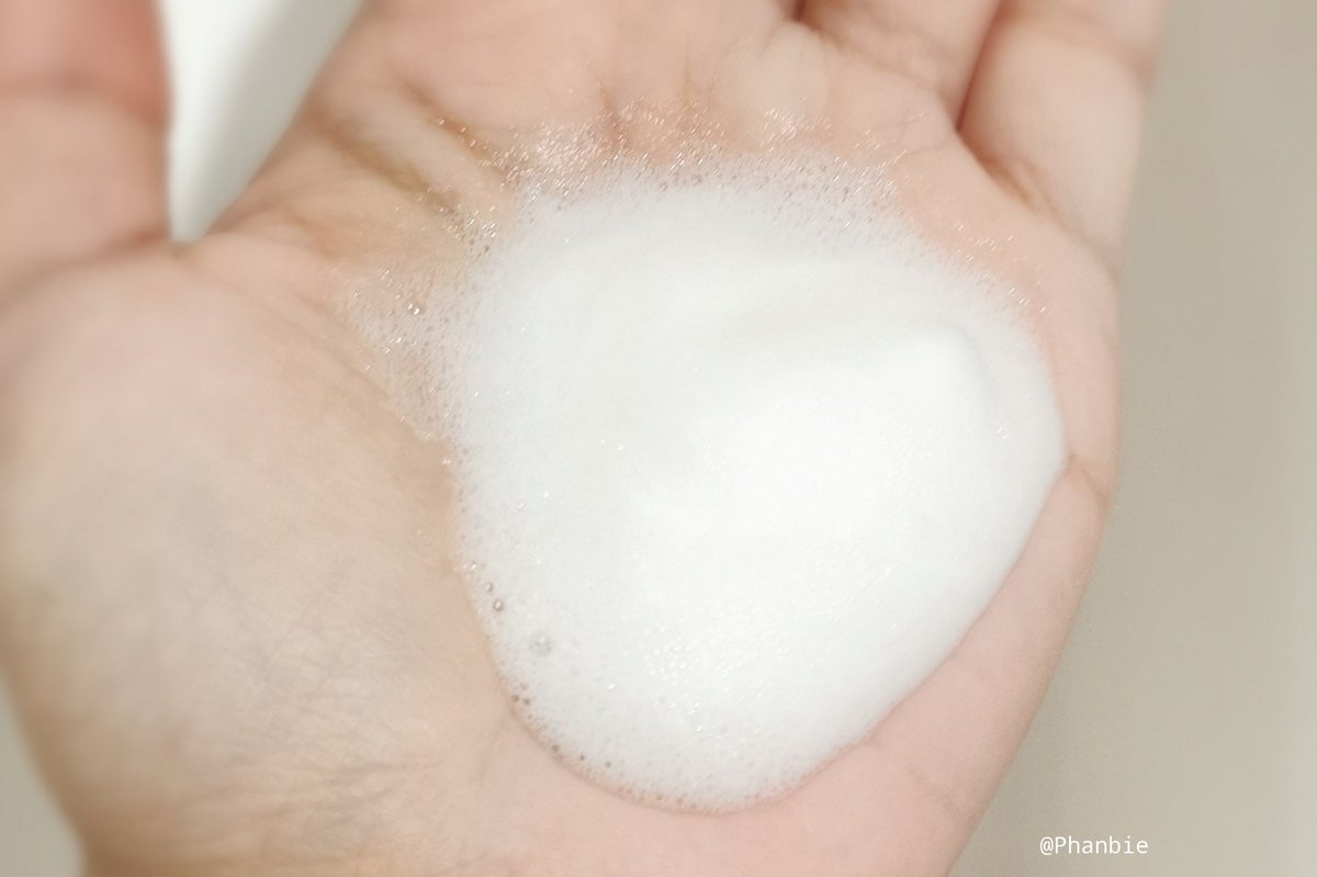 Phanbie's tweet image. ช่วงนี้อินกับส​กินแคร์​ฝั่งเกา​หนักมาก​ ล่าสุดไปเจอตัวนี้มา Junggo All​ Care​ Bubble​ Serum​ ช่วยเรื่องรูขุมขน​ได้โคตรเริ่ด​ รูขุมขน​กระชับ​หน้าเนียนไปเลย​ ละให้ค.ชุ่มชื้น​ดีด้วย​เด้อ หน้าฉ่ำสุดๆ เวลาใช้เซรั่มออกมาเป็นฟองบับเบิ้ล ฟินมาก​ กลิ่นแนวสมุนไพร​ ไปตำเร็วๆ​ #ใช้ดีบอกต่อ