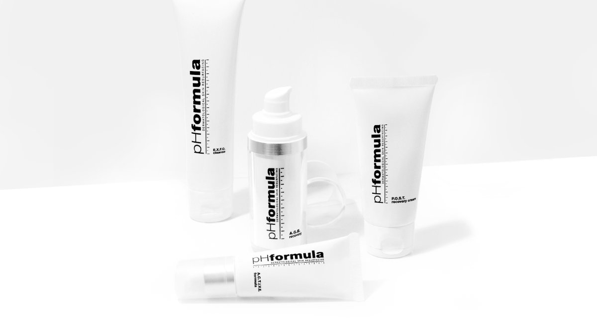 The #pHformula A.G.E. skin resurfacing homecare kit contains an E.X.F.O. cleanse, A.C.T.I.V.E. formula, A.G.E. recovery and P.O.S.T. recovery cream.

It is suitable for all phototypes and is recommended for ageing skin.

#antiageing #skincareroutine #skinresurfacing #skincare