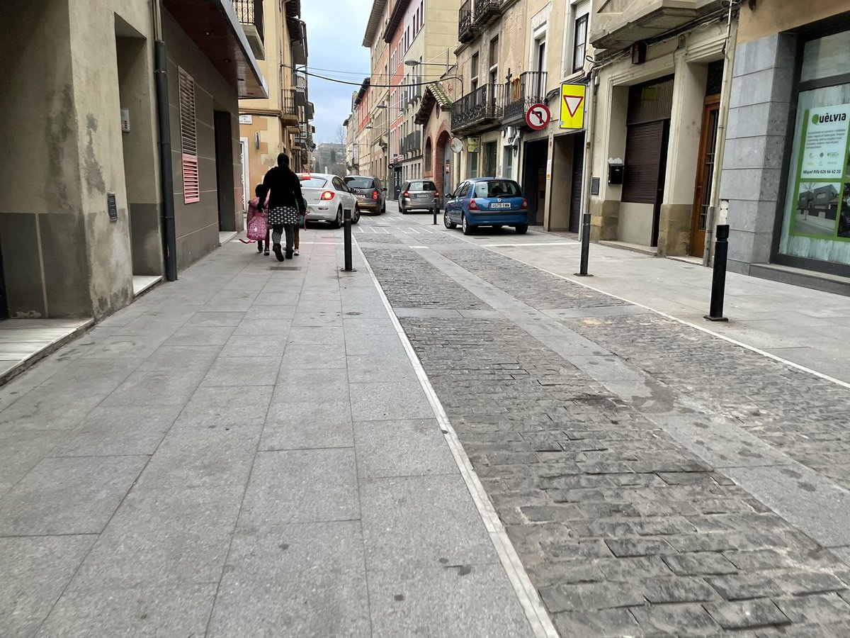 osramdj's tweet photo. Cada día ens hem d’empassar la meva filla i jo el fum de 4-5 cotxes parats amb motor encès i calefacció a tope per anar a escola en aquest carrer tan estret. Perquè aparcar al parking de la plaça o venir caminant, bici o vmp és més car i/o cansat oi? #Manlleu #EscolesSenseCotxes https://t.co/EeQAyGyTNv