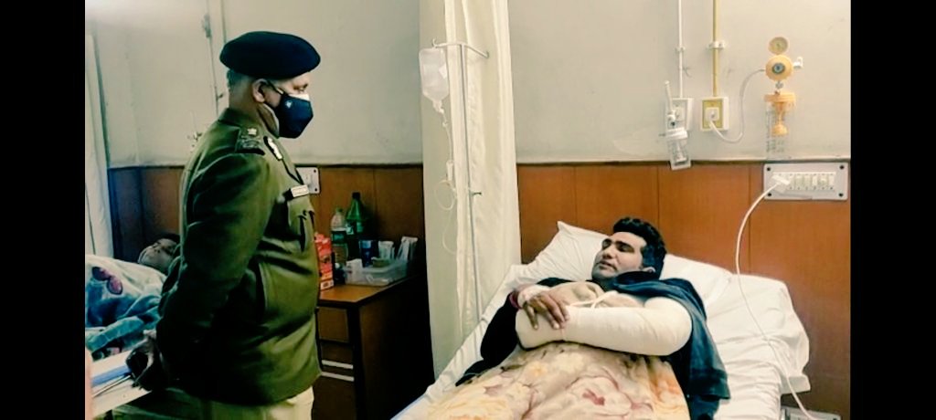 SandeepDelcops's tweet photo. मजबूर नही हूँ,

 क्योंकि एक हाथ टूटा तो लाखों हाथों का सहारा सामने खड़ा पाया है मैंने।
Thank you @CPDelhi @DcpNorthDelhi @DelhiPolice @HMOIndia @PMOIndia https://t.co/fwZK9bKwh1