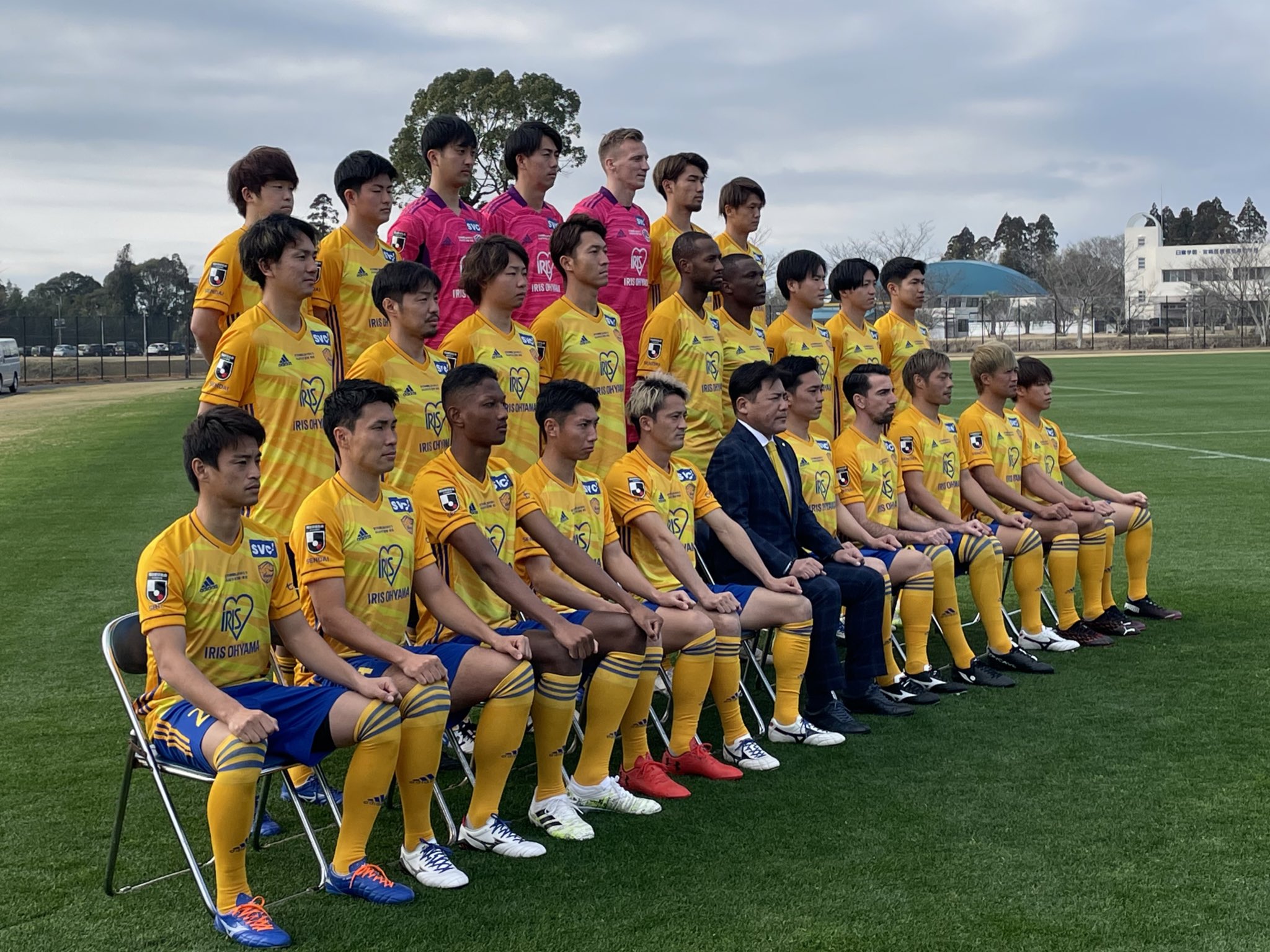 ベガルタ仙台 公式 スタッフ 本日はトレーニング前に集合写真を撮影しました やっぱり選手みんなが着るとカッコいいですね 写真の出来上がりをお楽しみに 21ベガルタキャンプ 西都キャンプ T Co 9p4ysrior7 Twitter